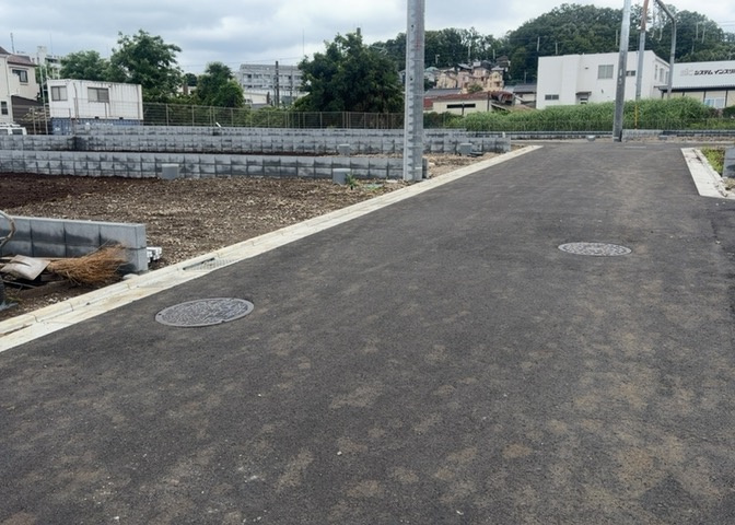 家を建てる場合、方位は要チェックです。現実的に日当たりのよい家ならばリビングは南側、建築基準法でも北側に当たる家への配慮は求められています。土地を見学に行く際は、方位磁針を持って行くようにしましょう。