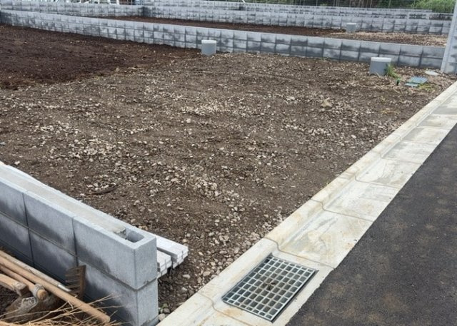 土地を買う際、住む地域の自治体や福祉の補助制度にも注目してみましょう。子供や老人の医療補助やゴミ出しのルールなど、自治体によってルールに大きな違いがあるため、暮らしやすい土地で判断するとよいでしょう。