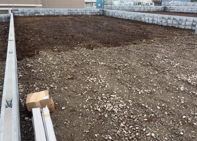 土地の前の道路に消火栓が設置されていることがあります。この場合、道路交通法第45条第1項により、駐車禁止の場所が指定されています。そのため、車庫などの駐車スペースをつくることができない場合があります。