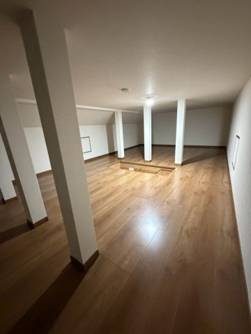 3階の廊下からアクセスできる屋根裏収納。かなりの広さがあり、季節ものの家電やスーツケース、大型の荷物もスッキリ収まる大容量の屋根裏収納。住空間を広々と活用できそうです。