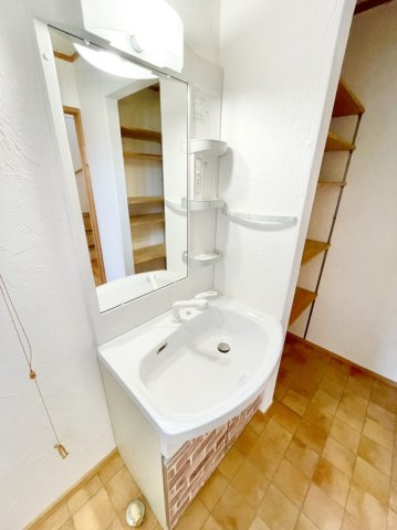 タオル等収納頂くスペースもしっかり御座います♪