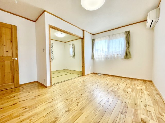 2階の洋室も無垢フローリング採用です♪