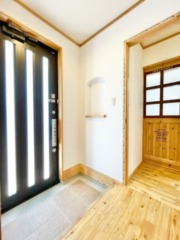 玄関先のニッチがオシャレですね☆