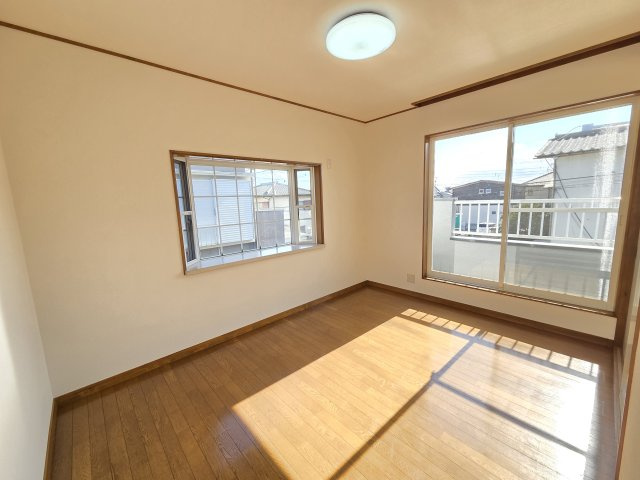 2階7.5帖の洋室です