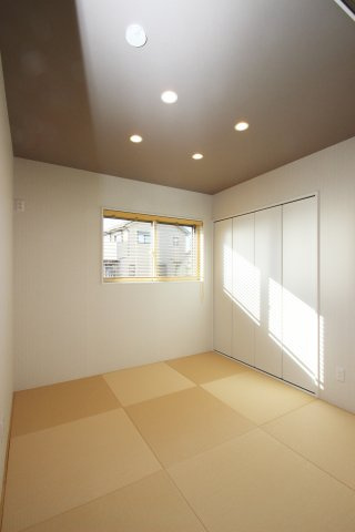 4.5帖の和室は来客用やお子さまの遊び場としても利用できます。布団が十分に入る収納も完備。【プラン例】建物価格2240万円、建物面積113.46？