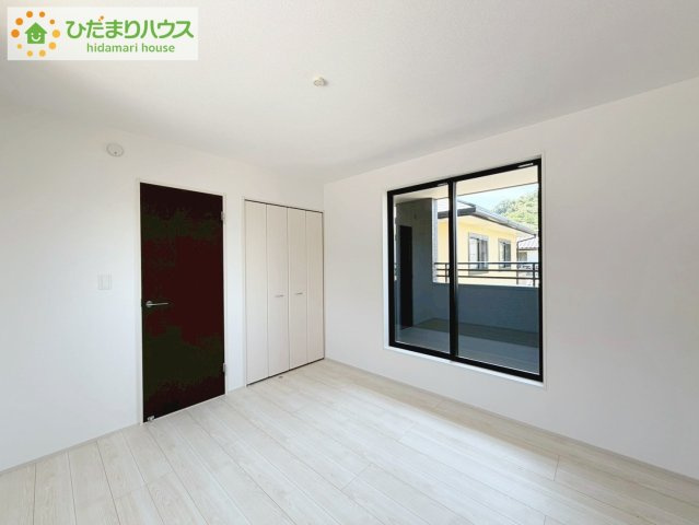 清々しい朝陽が差し込む寝室は、開放感たっぷりで心をリフレッシュしてくれる特別な住空間。家具の配置を自由に楽しむことで、自分だけの快適な居場所を作り出せます！