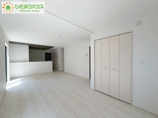 奥行き感あるLDK。一体の空間ながらほどよい距離を保ち、家族がおもいおもいに好きな場所で寛げます。
