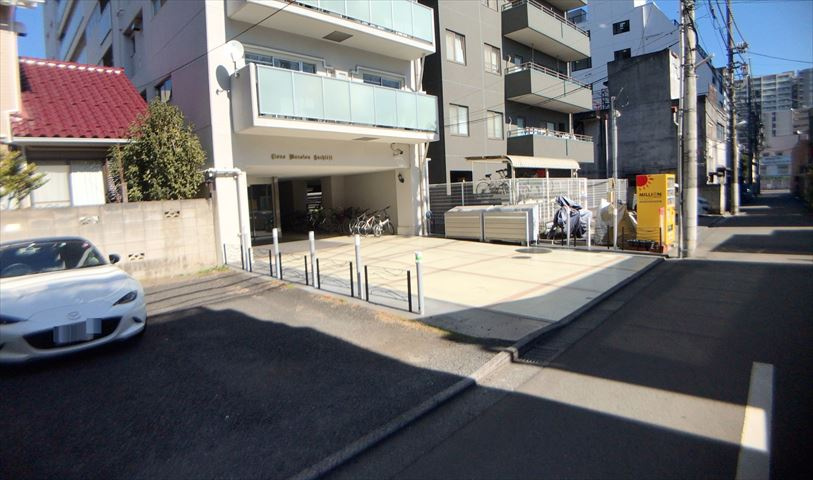 ＲＣ造、Reinforced　Concreteは直訳すると補強されたコンクリートです。主に柱や梁・床・壁が鉄筋とコンクリートで構成おり、鉄筋を組んだ型枠にコンクリートを流し込んで固めたものを指します。