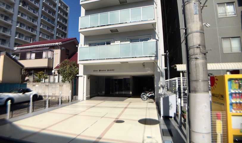一般的なバルコニーは、奥行1.5ｍ程ですが、ワイルドバルコニーは2ｍまで広がっています。そのため洗濯物の間隔をあけ干すことができ、乾きやすいというメリットや、ガーデニングが楽しめる等の特徴があります。