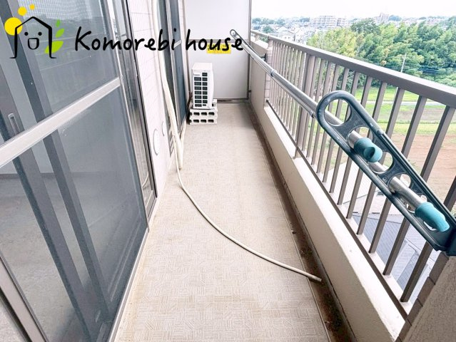 暖かな日差しのふりそそぐバルコニー
