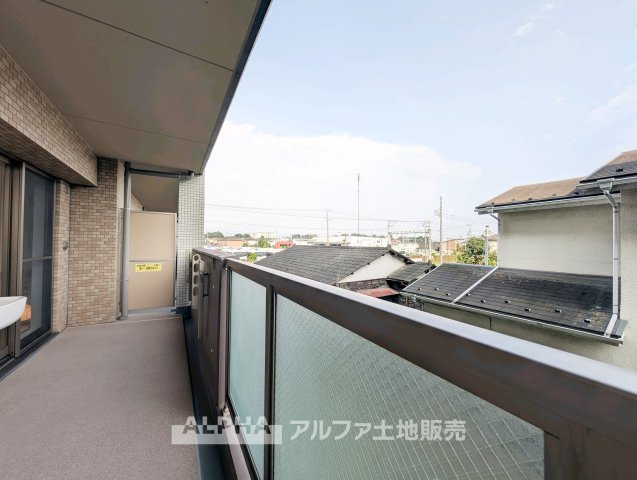 【Balcony】◆バルコニー◆日当たりの良いバルコニーは、洗濯物がよく乾くだけでなく、外の空気を感じながらひと息つける場所。暮らしに心地よい余白をもたらします。