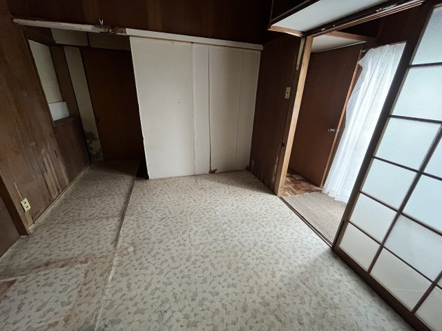 落ち着いた色調の洋室です
