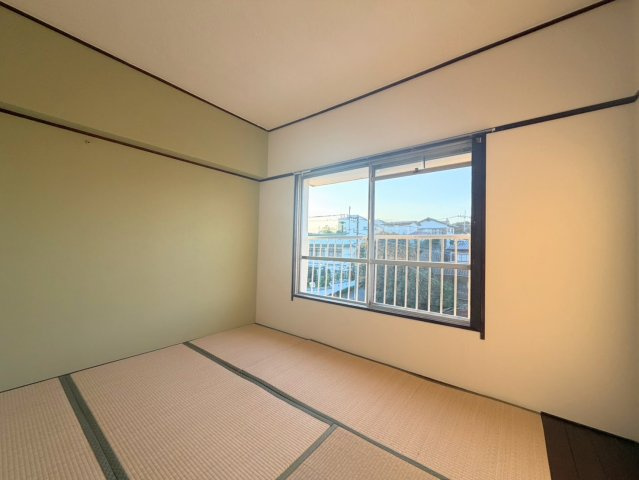 ◆静かでプライベートな空間。畳の香りと柔らかな床でリラックスでき、窓からは景色を眺められる。伝統的な日本文化に触れながら、落ち着いた時間を過ごせる。読書や瞑想、または趣味の活動にオススメです。　