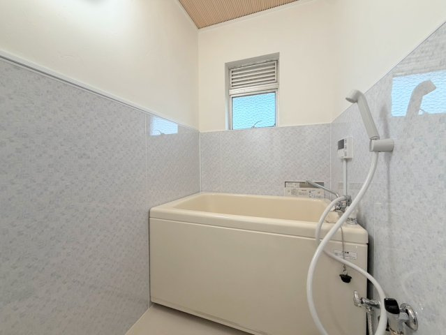 ◆モダンデザインの空間が気持ちよさを高めてくれるバスルーム。すっきりとした清潔感の中に都会的なセンスが感じられ、心身をリフレッシュできる寛ぎを深めてくれるスペースです。　