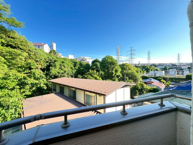 本物件には2階、3階の2か所にバルコニーがございます。