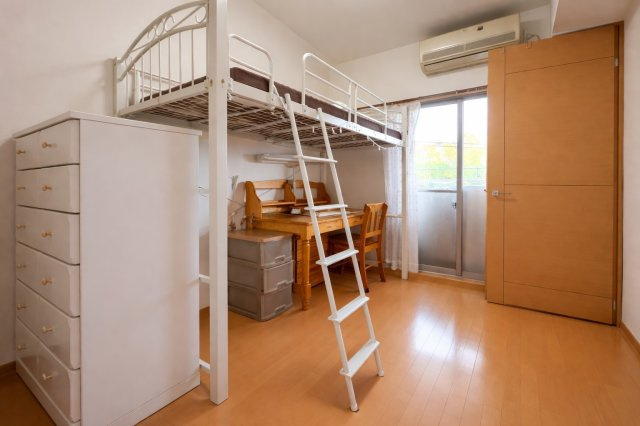 リビング横に配置された洋室で扉を開ければ一体感のある広々とした空間としても活用可能。バルコニーへ直接出入りできるため、採光・通風ともに良好。書斎やお子様のお部屋など多用途に使える便利な一室です。