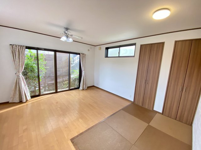 大きな掃き出し窓からたっぷりと自然光が差し込む明るいリビング空間。収納が2か所ついているため、リビングをすっきり保てるのも大きな魅力です。休日はゆっくりくつろげる心地よい家族空間です。