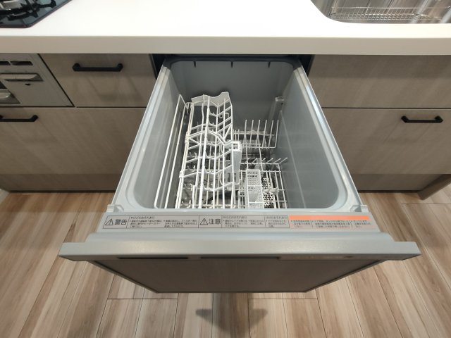 【食洗器】　食後の片付けをサポートしてくれる便利な食洗機付き