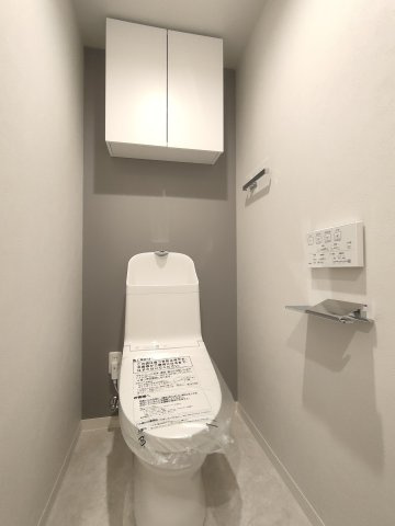【トイレ】　シンプルで清潔感のあるトイレ空間です。