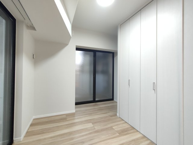 【洋室2　約5.4帖】　各部屋に収納を備え、衣類や荷物もすっきり整理できます。