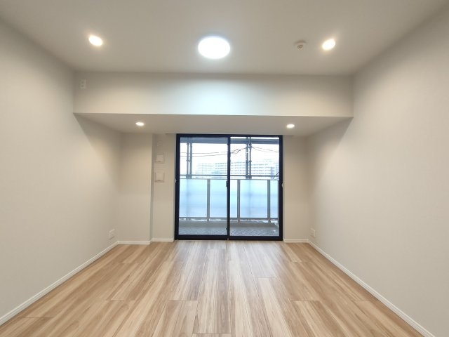 【LDK　約14.3帖】　窓からの光がやさしく差し込む、居心地の良いLDKです。
