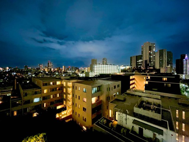 本物件東側眺望（夜間）。きれいな夜景を一望でき、遠くまで見渡すことができます。