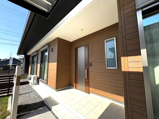 贅沢な仕様、南向き玄関です♪