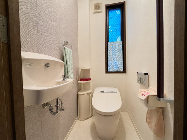 落ち着いた内装でまとめられたトイレは、清潔感のある快適な空間です。手洗い器を備えているため、使用後すぐに手洗いができ衛生面にも配慮されています。自然換気ができるため湿気や臭い対策にもつながります。
