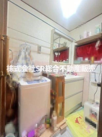 1階脱衣場です。　室内洗濯置き場+独立洗面台