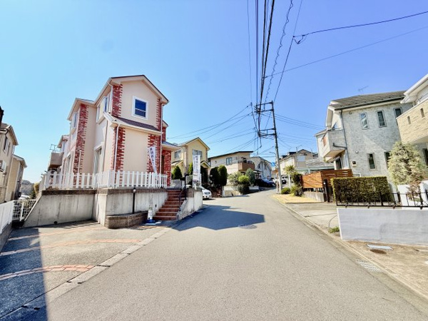 【金井ヶ丘3丁目　家具付き販売物件 の前面道路含む現地写真】