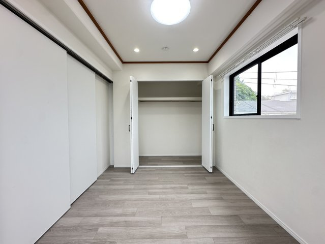 2面採光が取れて明るいお部屋です。　※リフォーム前の写真です。（2025年7月）