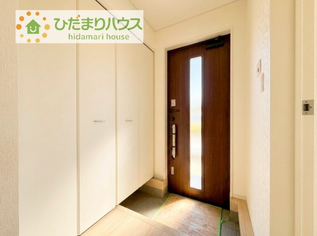 毎日「行ってきます」「ただいま」をいう玄関は明るく光が差し込みます♪