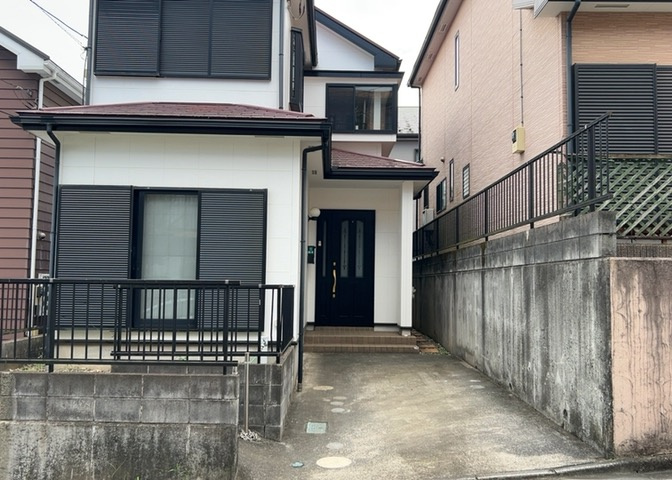 建物の基礎工事の方法は、主流となっているベタ基礎（防湿基礎）と布基礎の2種類に分類され、床下の通気性や耐久性などに違いがあります。建物の基礎部分の構造や付帯設備など詳細については現地でご確認ください。