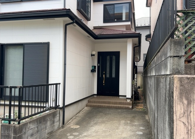 玄関ポーチにおいて最も重視すべきと言っても良いのが広さです。適切な広さの玄関ポーチでないと外見的なバランスは崩れてしまいますし、何より使いにくくなってしまいますので、現地で実際に下見をしてみましょう！