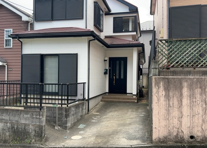 敷地内に散水栓や立水栓があると便利です。水道水を直接利用できるため、水を運ぶ手間を省くことが出来ます。大量の水を必要とする洗車作業や清掃などに役立ちます。その他設備とあわせて、現地でご確認ください。