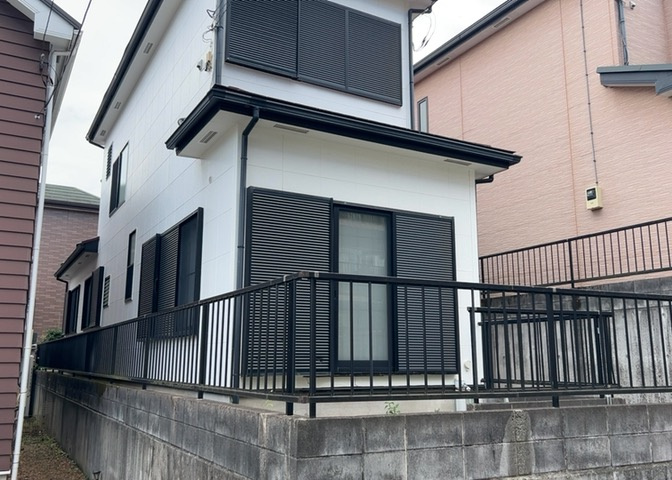 床下換気口は、床下に湿気がこもることを防ぎ、効果的に換気を行うために設置されています。床下換気口が設置されていない建物は、基礎パッキング工法などにより換気を行なっています。詳細は現地でご確認ください。