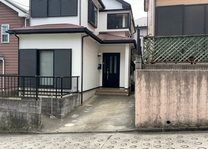 南側道路の場合は長い時間光を入れ込むことができるため、庭やリビングを道路側に持ってくることが多く土地価格も高い傾向にあります。一方北側道路だとリビングや庭が南側になりプライバシーを守ることができます。