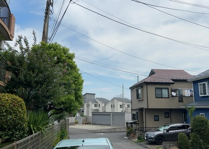 土地の地勢が高台の場合、景色を綺麗にみることができ、景色にこだわってお家探ししている方におすすめです！また平坦地よりも風通しがいいというメリットがあります。デメリットもあるので是非現地でご確認下さい。