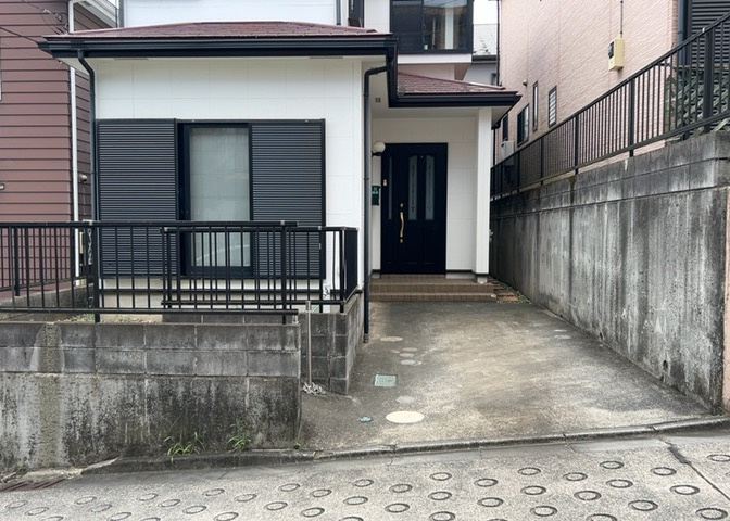 庭のある家に住むことのメリットとして、子どもたちの遊び場を確保できること、ガーデニングや家庭菜園を楽しめること、明るさを確保できることがあります。また、配置を工夫することでプライバシーが確保できます。