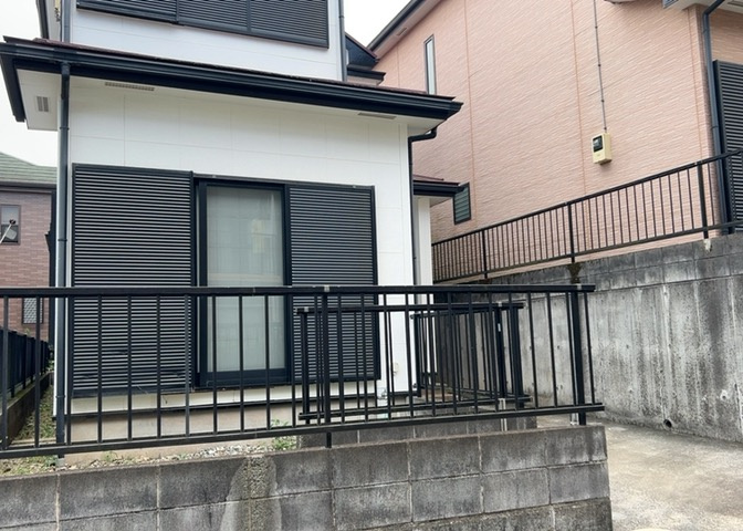 バルコニーは、建物内から室外へ楽に出入りできる便利なスペースです。また、バルコニーには手すりを付けることが義務付けられており、手すりの高さは110cm以上で施工することが建築基準法で定められています。