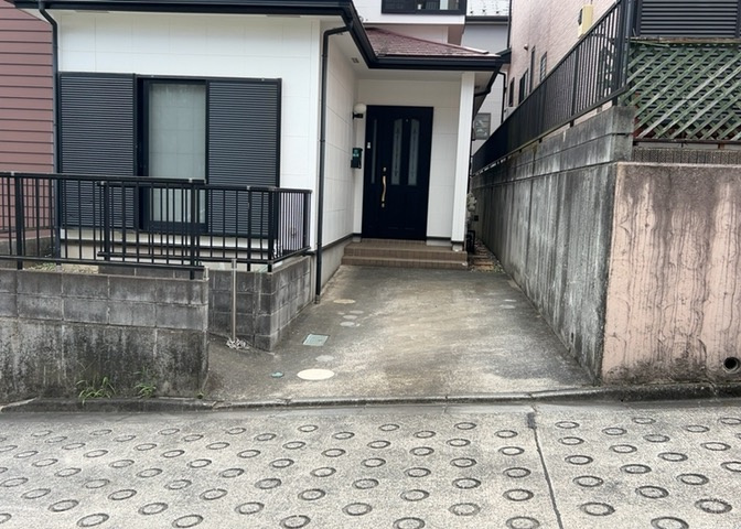 住宅用の土地では前面道路に2m以上接していなければならないと法律で定められています。しかし、お持ちの車のサイズやライフスタイルなどにより、2mでは利便が悪い場合もございますので、事前に確認しましょう。