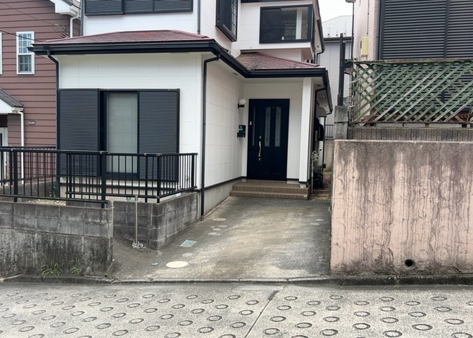 道幅が広い場所は日当たりや風通が良好です。幅が広いのですれ違いも可能ですし大きな車でも駐車可能！一方で、大型車が通ることも多くなるため交通量の増加により騒音に繋がります。また土地の値段が高くなります。