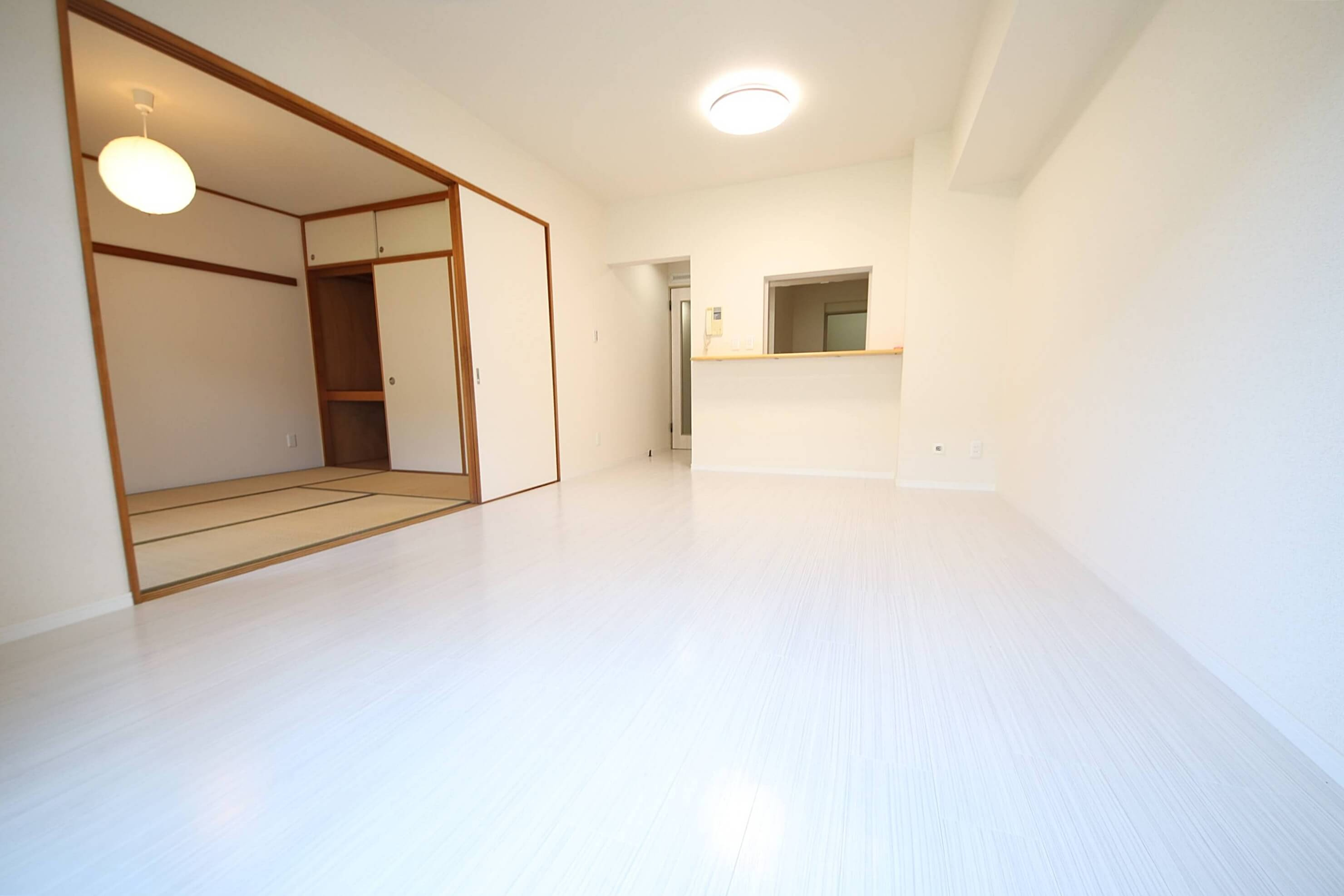 白を基調としたLDKはすっきりとした印象がありますね