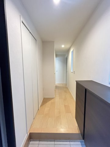靴箱の他にも収納が充実した玄関です
