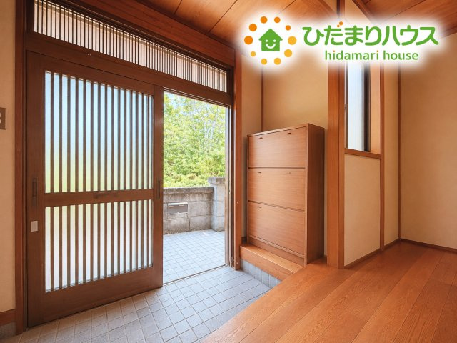 靴で溢れかえっていた玄関も、大きなシューズボックスと、玄関横のクロークでスッキリ解決！玄関は「その家の顔」とお考えの方にオススメの広さです。