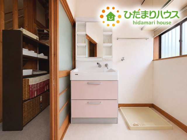 シンプルなデザインで明るく、使いやすい洗面所は、収納もたっぷり！清潔感もあり毎日の準備が気持ちよくできる空間になります。