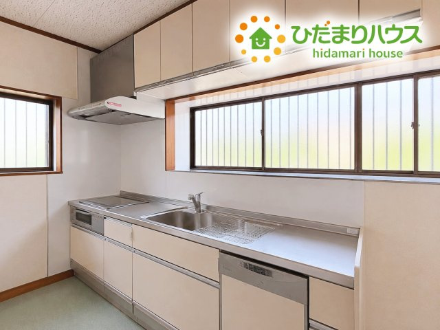 スッキリしていて、調理スペースも広い“システムキッチン。使いやすい動線が確保できるので、お料理するのも楽しくなりますね♪