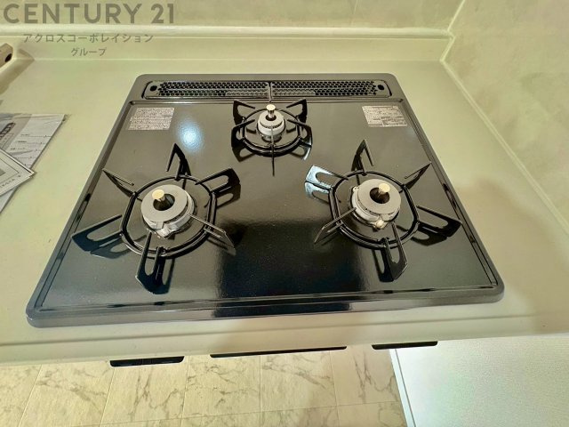 多数の調理器具を同時に使用でき、料理の効率化が可能。省エネで節約になり、様々な料理スタイルに適応できます。また、火力調整が独立しており、手入れや掃除もしやすく、今よりもっとお料理が楽しくなるかも。