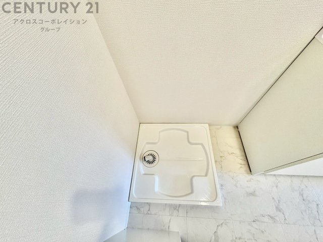 洗濯物の仕分け作業がしやすく、整理整頓が容易になります。洗濯音や湿気を他の部屋に持ち込まず、生活環境を快適に保ちます。上部を活用すれば収納スペースを確保でき洗剤や洗濯用品の整理もしやすくなります。