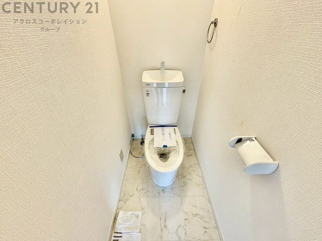 温水洗浄便座付トイレは温水洗浄機能により、暖かい水でおしりを洗浄することができ、冷たい水を使う従来の便座に比べ、温水洗浄機能で暖かいトイレを提供し、快適な使用を可能にします。
